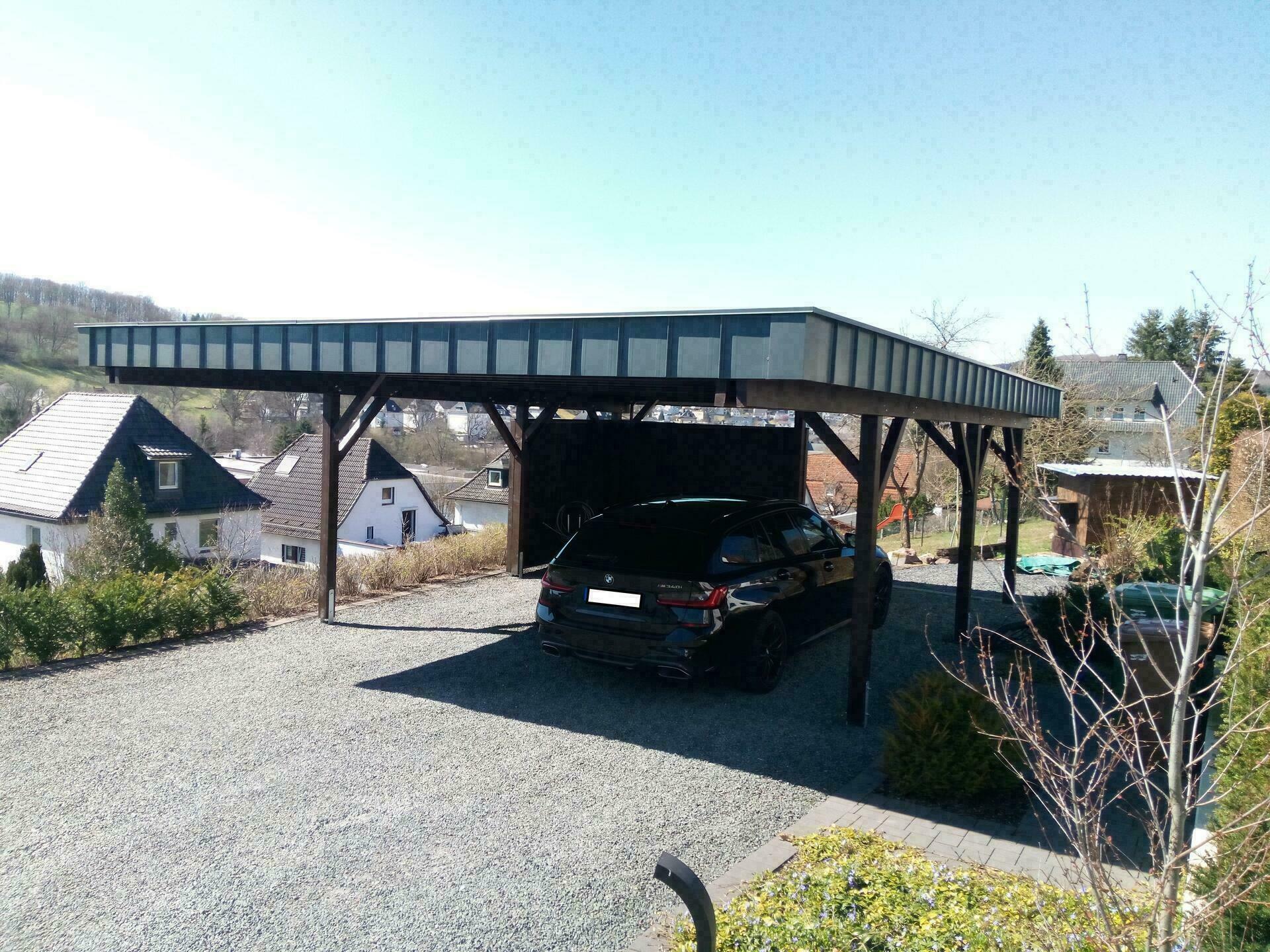 Barcelona Doppelcarport, braun lasiert mit Attika-Blende