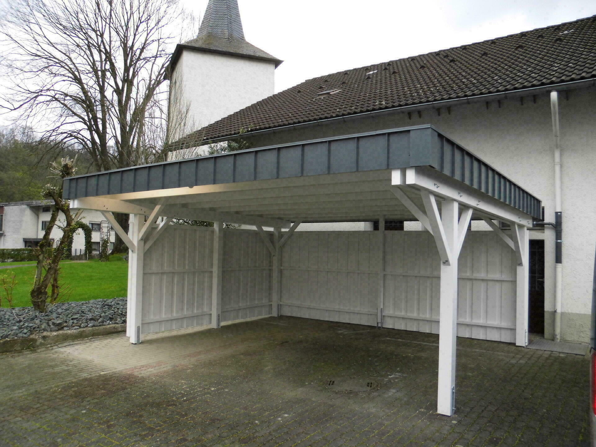 Doppel-Carport Singapur, in weiß bestellt, mit Attika-Blende, Rück- und Seitenwand aus weißer Deckelschalung
