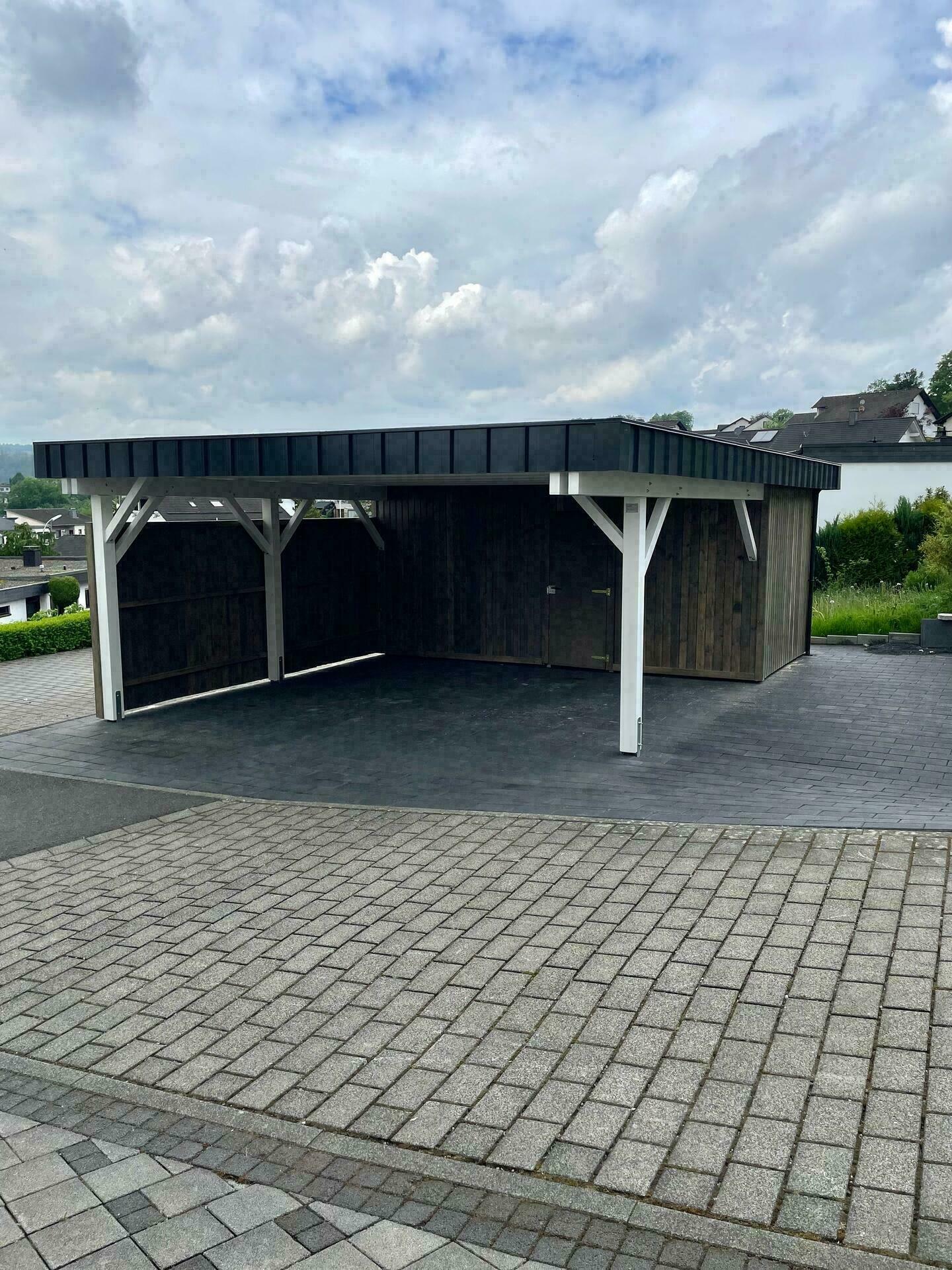 Singapur Doppel, lange Ausführung in weiß mit Attika-Blende, Abstellraum und Seitenwand