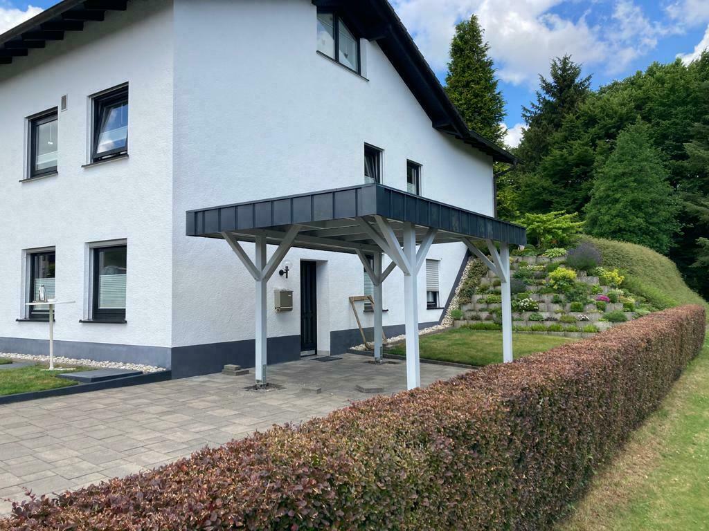 Hockenhein einzel, lichtgrau mit Attika Blende, erdankerschrauben