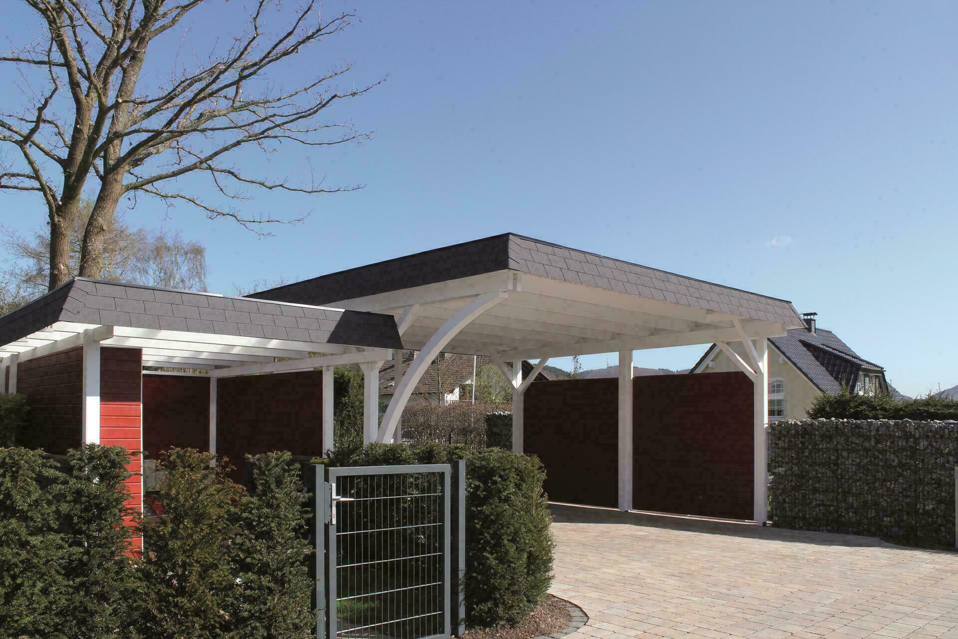 Sondercarport, weiß mit Walmdach und schwarzen Schindeln als Belnde, rote Wände