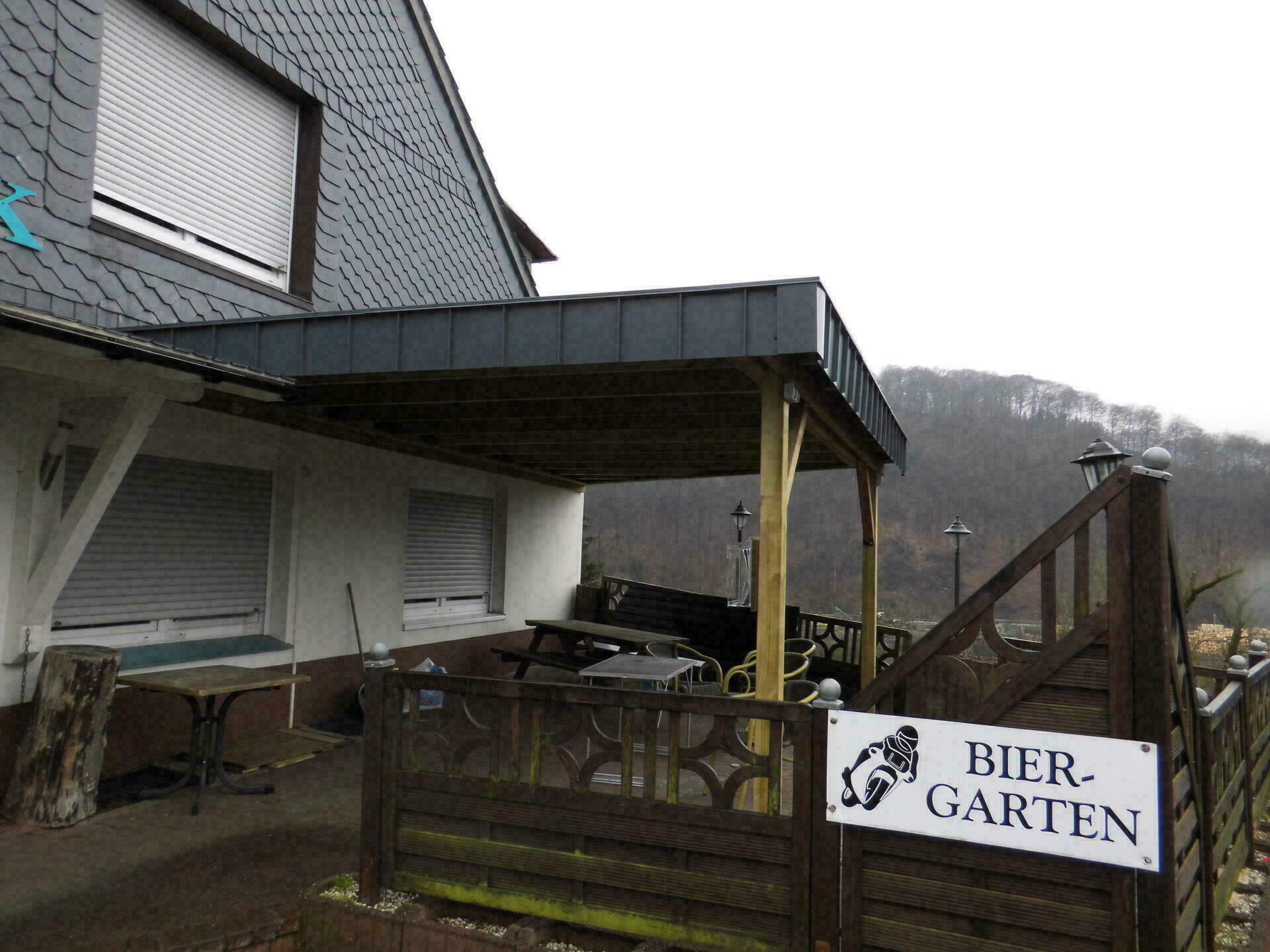 Anbau Carport Valencia mit Attika-Blende als Terassenüberdachung genutzt