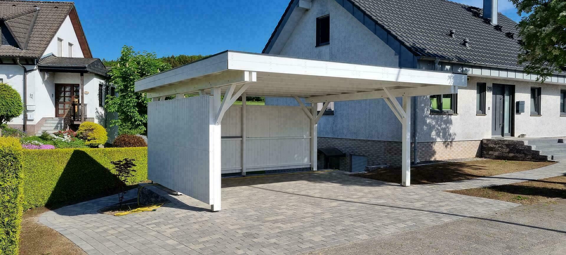 Singapur Doppelcarport in weiß mit Holzblende, Seiten- und Rückwand in Isowoodhaus-Klassik