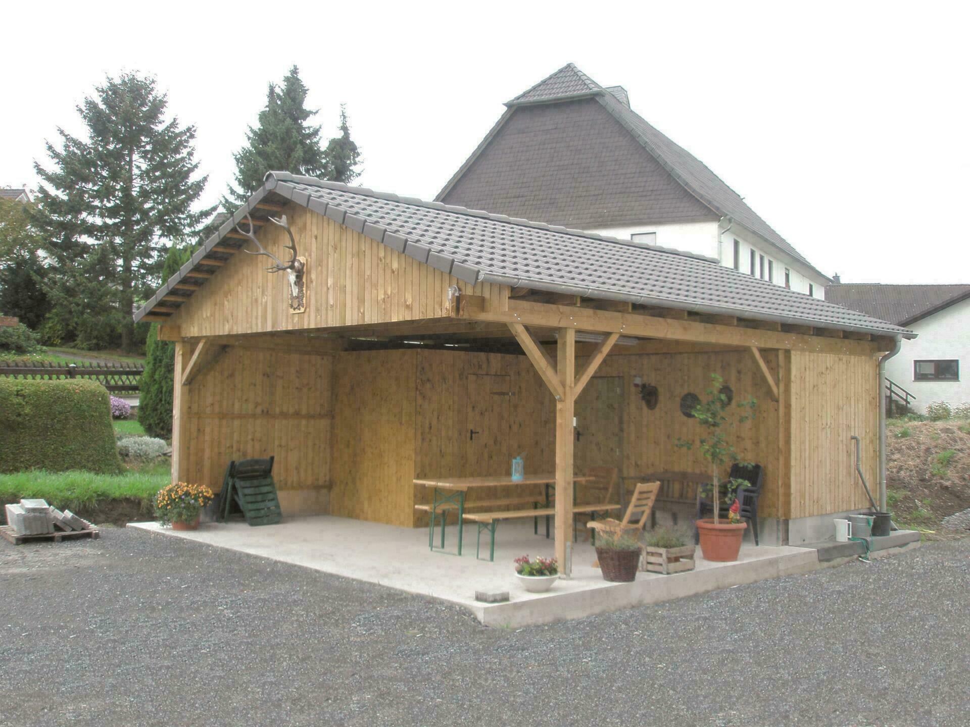 Sondercarport, genutzt als Laube mit Abstellraum und Statteldach, kesseldruck grün