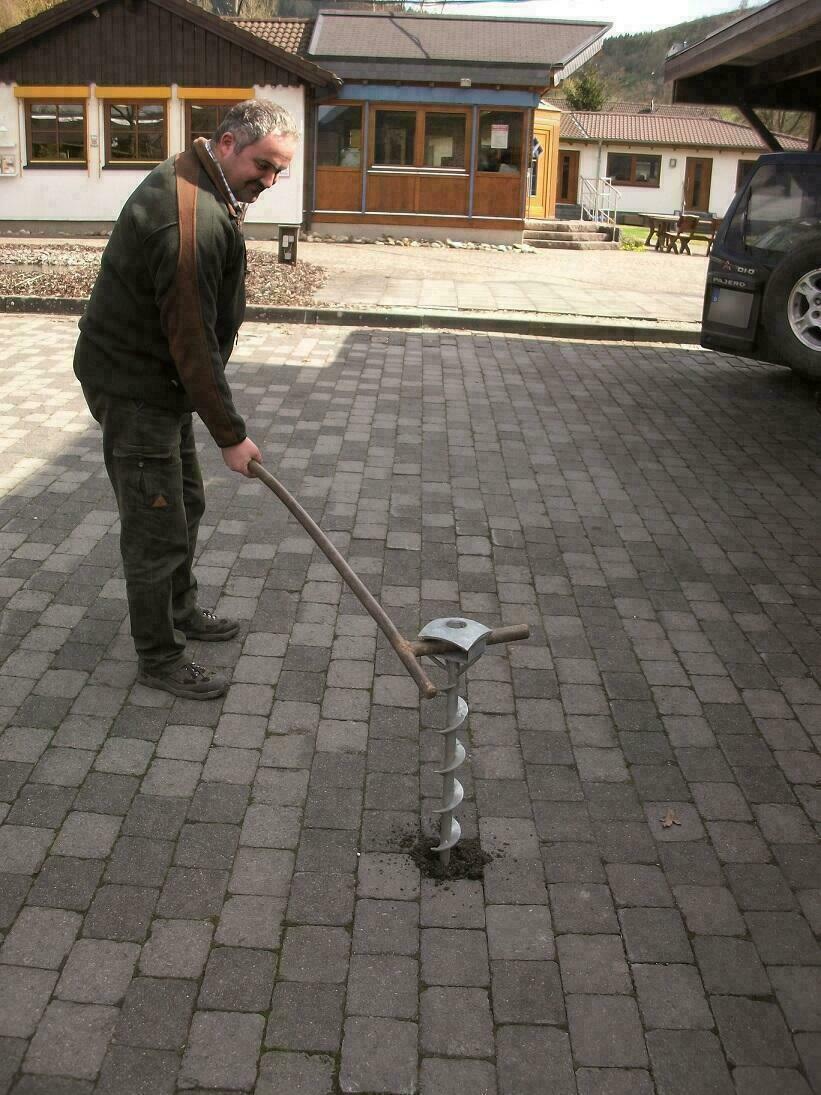 Eindrehen der Stahl-Erdankerschraube